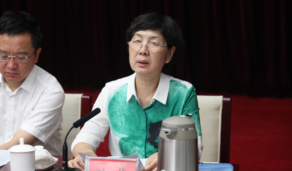 8月2日，評委葉梅在終評會上介紹小組討論情況
