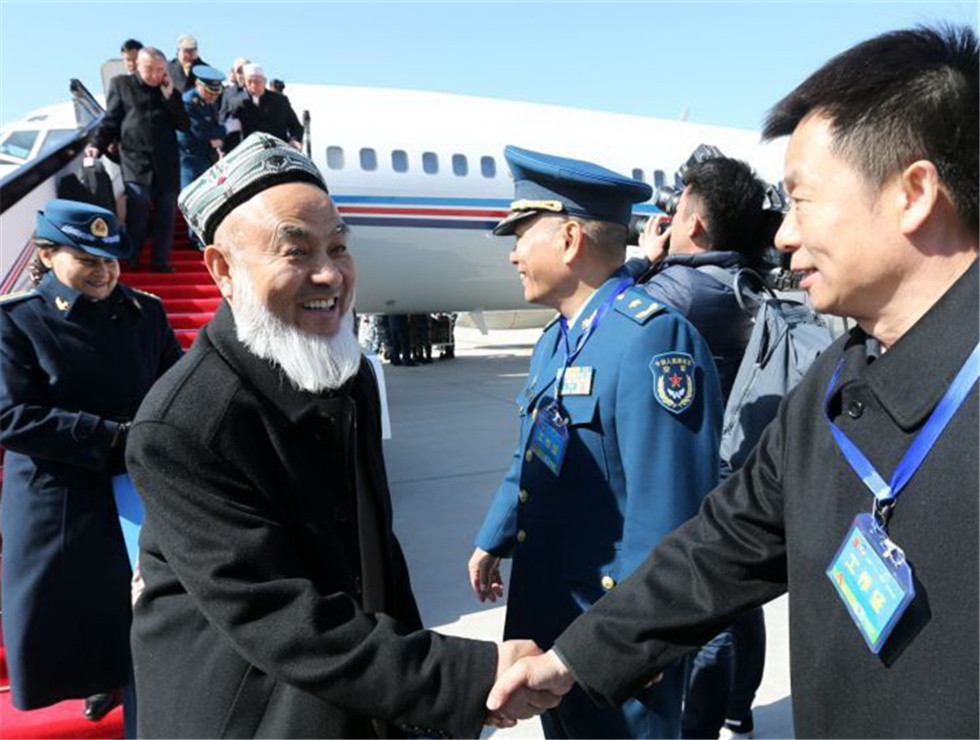3月1日，來自新疆的全國政協(xié)委員抵達北京，出席全國政協(xié)十二屆五次會議。