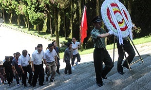 采訪團(tuán)前往烈士陵園