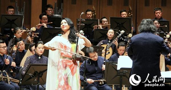 二胡演奏家馬曉暉與樂隊(duì)一起演奏《梁祝》。記者 任彥攝