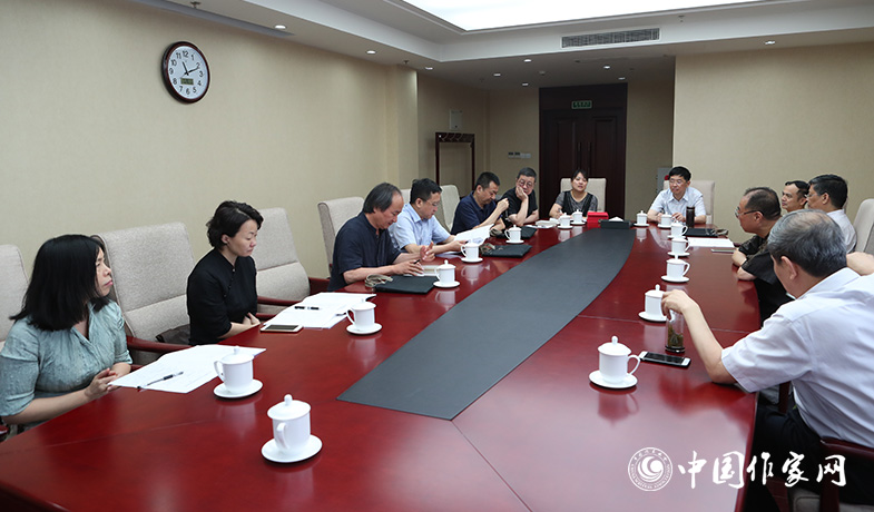 7月28日，全體會后散文雜文獎評獎委員會召開會議