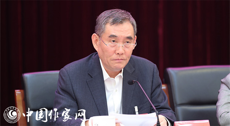 中國作協(xié)黨組書記、副主席錢小芊作報告