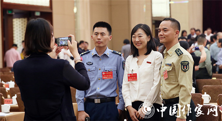 開幕式結(jié)束后，代表們合影留念