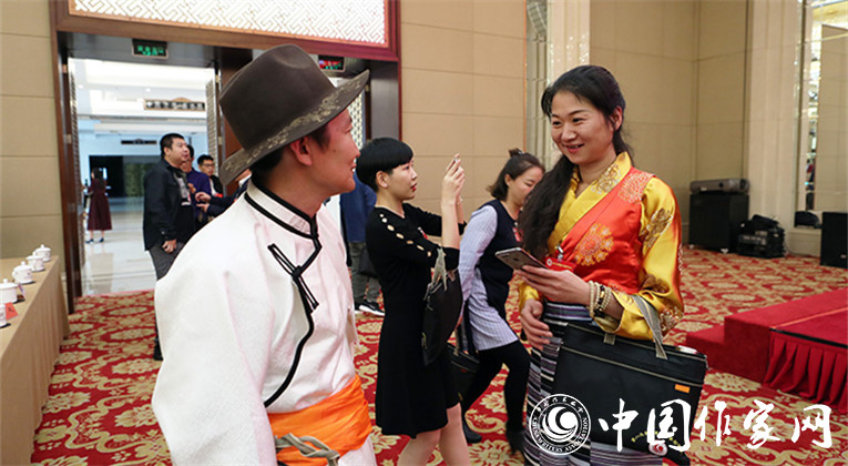 開幕式結(jié)束后，代表們合影留念