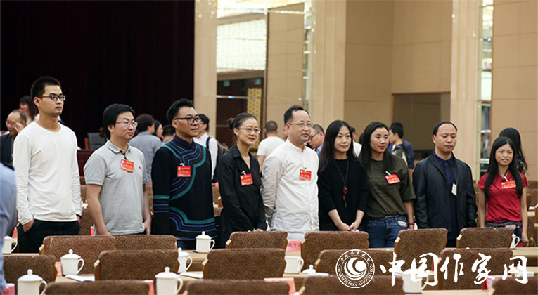 開幕式結(jié)束后，代表們合影留念