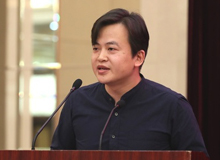 王威廉：人,時間的容器　　寫作的人在時間的蒼茫海面上需要看得更多、望得更遠(yuǎn)，才能帶給寫作真正的自由。[詳細(xì)]