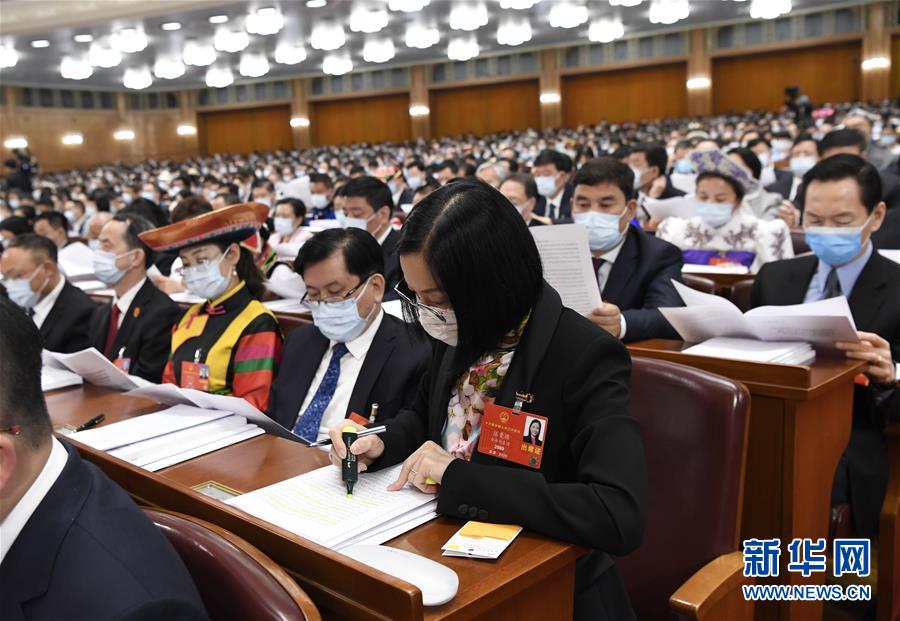 5月22日，第十三屆全國人民代表大會(huì)第三次會(huì)議在北京人民大會(huì)堂開幕。這是代表們在認(rèn)真聽會(huì)。