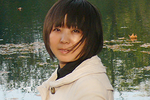 報告文學獎：《海雀，海雀》作者：王華（仡佬族）         獲獎感言　　海雀被一大片森林摟著，房舍間，還有各家根據(jù)自己的喜歡種的各種果樹、花樹。幾輪的房改工程，已經(jīng)將這里的民房統(tǒng)一了風格，道路也全部硬化了，半坡還有一個小廣場，村里有了拿工資的清潔工——海雀很美。以至于，我都不太相信曾經(jīng)的海雀真是資料上介紹的那個樣子——一個“苦甲天下”、不適合人居的地方……