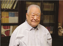 【徐懷中】	汪守德丨《以一顆真正的文學之心寫作》；	董夏青青丨《<牽風記>：“回返未來”的美學呼喚》。