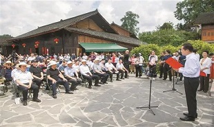中國作家“深入生活 扎根人民”新時代文學實踐點授牌儀式在花垣縣雙龍鎮十八洞村精準坪廣場舉行。