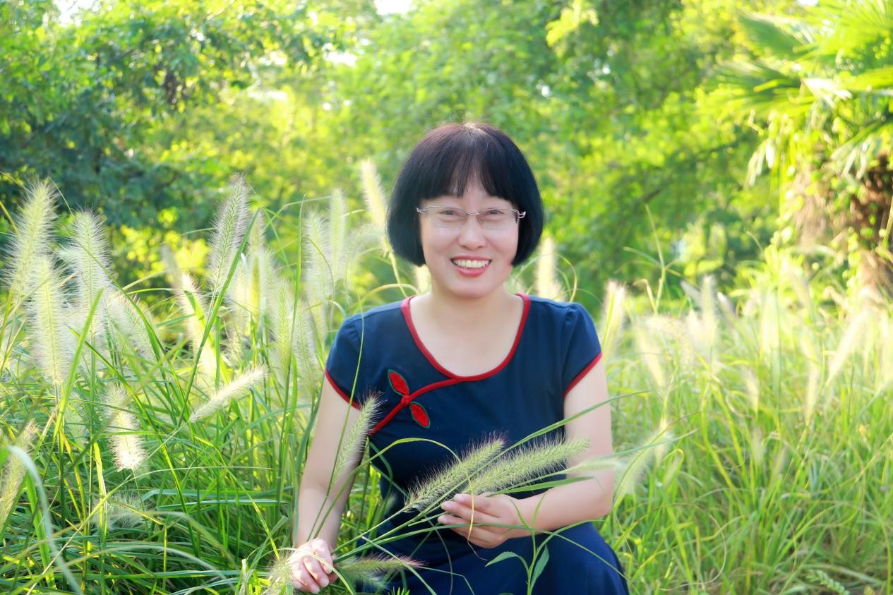 毛蘆蘆，浙江省作家協會兒童文學創作委員會副主任，六次獲得冰心兒童文學獎。
