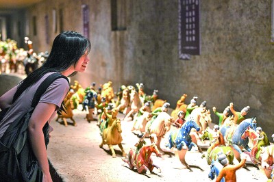 游客在河南洛陽(yáng)朝陽(yáng)鎮(zhèn)南石山村的唐三彩作品陳列展示館內(nèi)參觀。新華社發(fā)