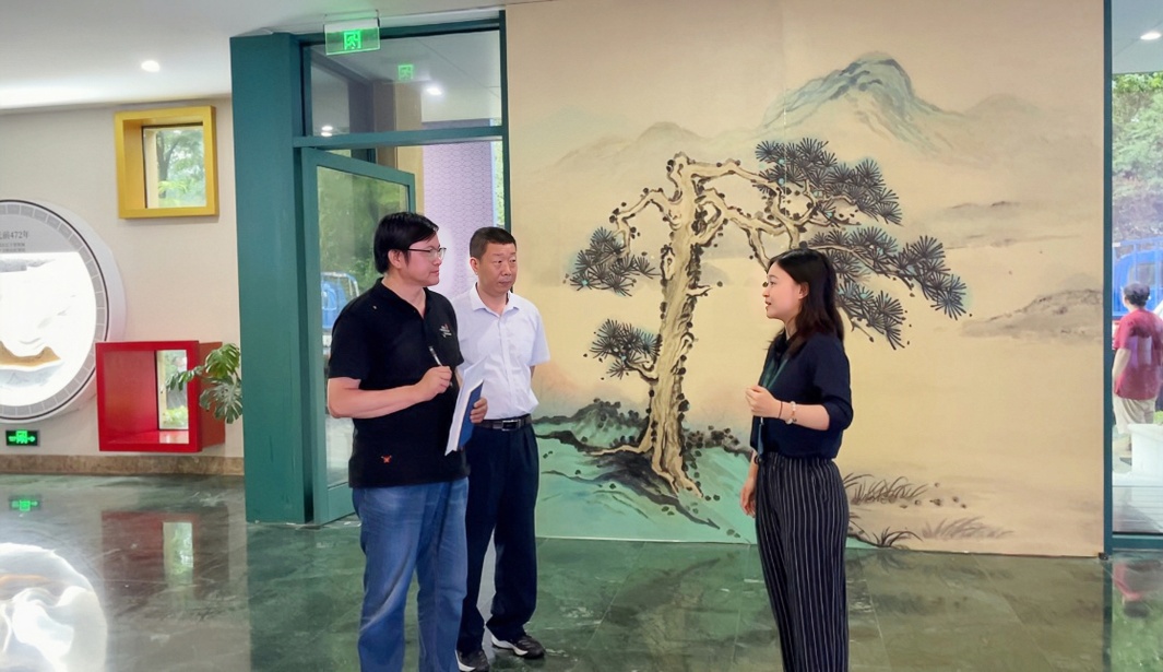 “中國一日”大型文學實踐活動走進南京“世界文學客廳”。（左起：作家曹峰峻、省作協聯絡部潘劍、文學客廳專職文史宣傳員萬梓葉）
