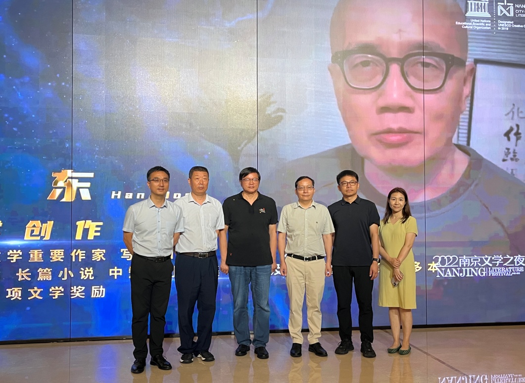 合影留念（右起：向南星、匡軍、聞一武、曹峰峻、潘劍、陳恒?。?></p> 
 <p style=
