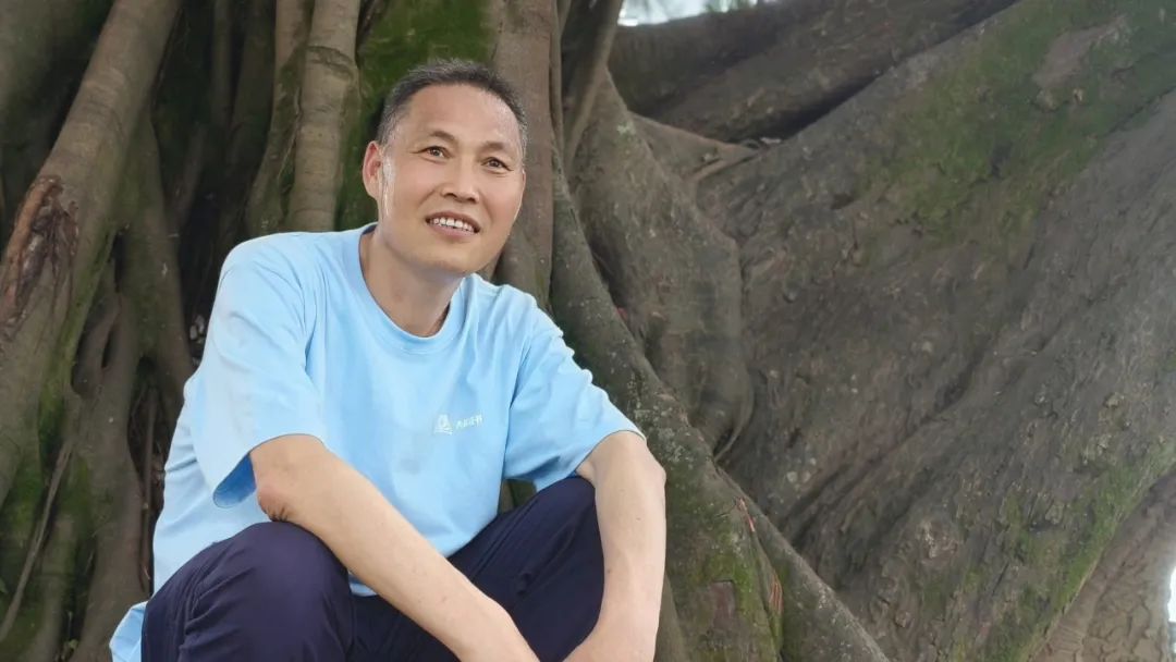 陳年喜，生于一九七〇年，陜西省丹鳳縣人。高中畢業后曾從事礦山爆破工作十六年，期間堅持在空炸藥箱上、在巖石上、在床鋪上記錄驚心動魄的井下人生。二〇一五年因頸椎受損離開爆破崗位，后在貴州旅游公司從事文案工作，又到北京皮村的工友之家做義工。二〇二〇年因確診患塵肺病，離職回鄉休養。已出版《微塵》《炸裂志》《活著就是沖天一喊》等著作，獲第一屆桂冠工人詩人獎，入選《南方人物周刊》“2021魅力人物·100張中國臉”評選。
