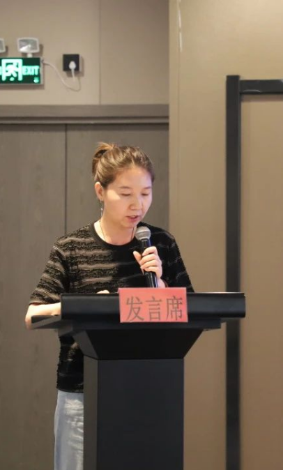 內(nèi)蒙古翻譯家協(xié)會副秘書長趙朝霞傳達了內(nèi)蒙古文聯(lián)第九次代表大會會議精神。