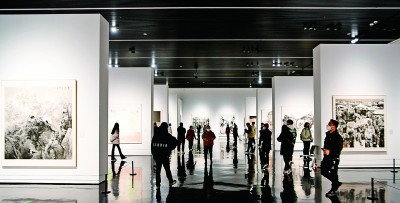 3月18日，藝術愛好者在“第五屆全國中國畫展覽”現場參觀。新華社發