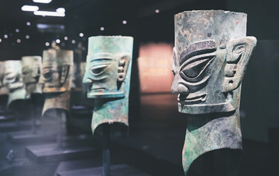 　三星堆博物館新館“巍然王都”展區陳列的青銅人頭像。  　　三星堆博物館供圖