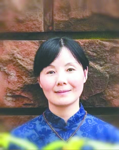 王蕓，中國(guó)作協(xié)會(huì)員，一級(jí)作家。生于湖北，現(xiàn)為南昌市文學(xué)藝術(shù)院專(zhuān)業(yè)作家。出版有長(zhǎng)篇小說(shuō)《對(duì)花》《江風(fēng)烈》，小說(shuō)集《與孔雀說(shuō)話(huà)》《薇薇安曾來(lái)過(guò)》《羽毛》，散文集《紙上萬(wàn)物浮現(xiàn)如初》《此生》《穿越歷史的楚風(fēng)》《接近風(fēng)的深情表達(dá)》等。其作品曾獲得屈原文藝獎(jiǎng)“優(yōu)秀人才獎(jiǎng)”、湖北文學(xué)獎(jiǎng)、冰心散文獎(jiǎng)、林語(yǔ)堂小說(shuō)獎(jiǎng)等榮譽(yù)。