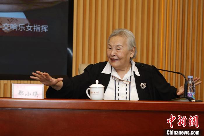 10月18日，鄭小瑛走進(jìn)華僑大學(xué)泉州校區(qū)，為學(xué)子們帶來專題講座——“洋戲中唱”藝術(shù)分享會(huì)。劉沛 　攝