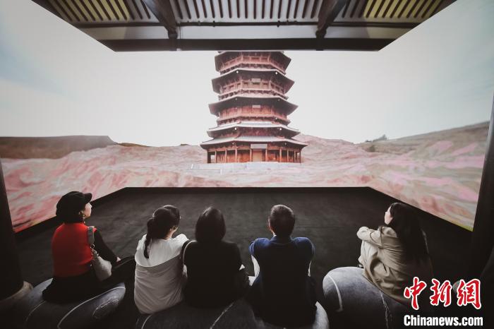 觀眾以全新角度的沉浸登臨體驗，感受古塔所承載的唐遼之風(fēng)和中古文化美感。(瑞安新天地供圖)