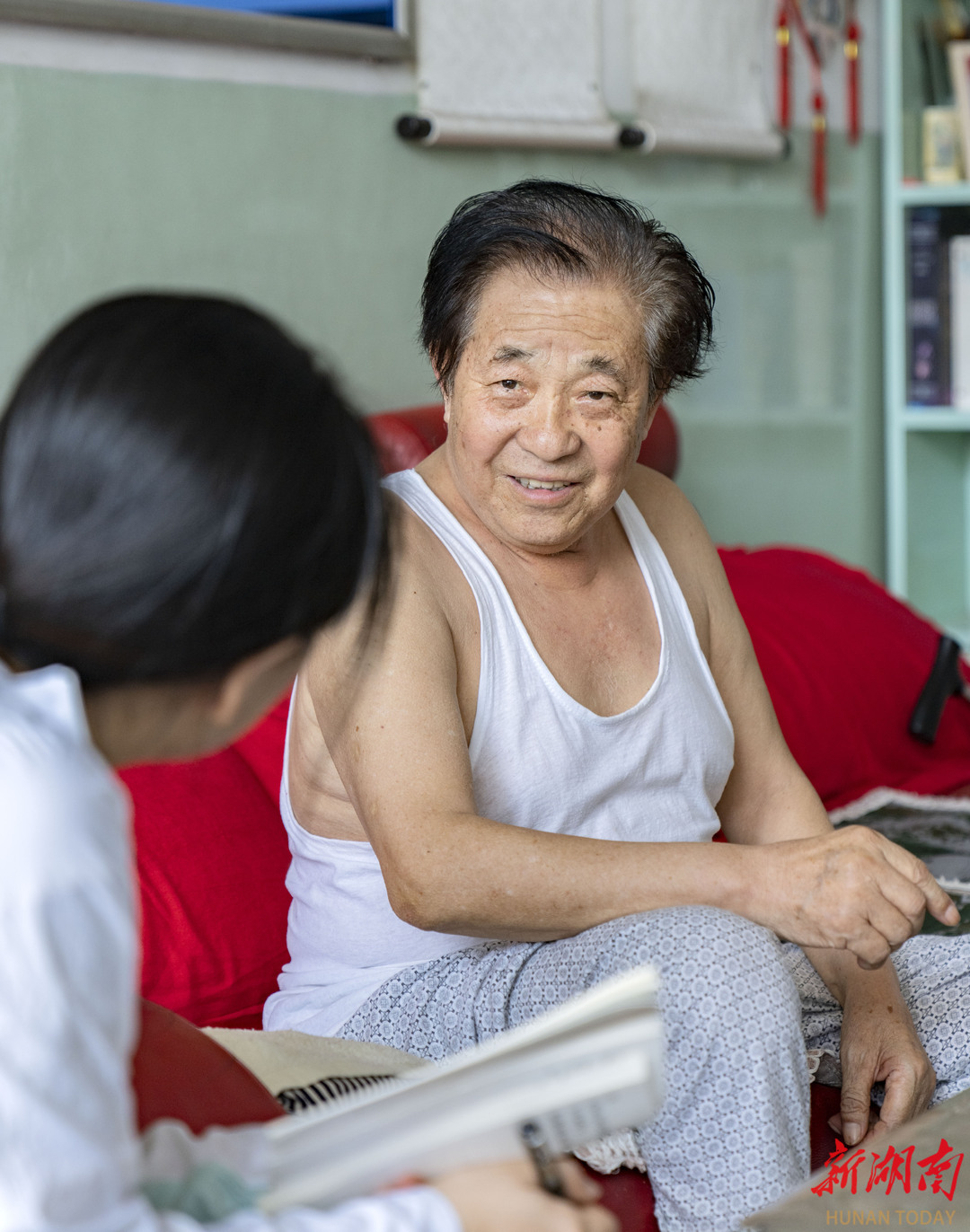 7月27日，賈家莊村村民任彥雄講述當年馬烽在村里的往事。