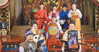 　圖為東倉(cāng)鼓樂社的樂師們正在進(jìn)行直播。 　　本報(bào)記者 原韜雄攝