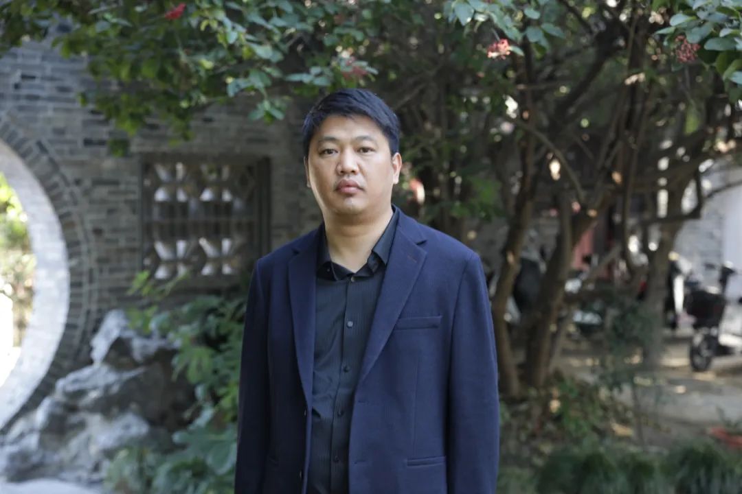 周榮池   江蘇高郵人，揚州市青年作家，現為揚州市作家協會第五屆理事會主席。著有長篇小說《絕境》《李光榮當村官》《單厙》，散文集《隱秘的風景》《草木故園》《村莊對我守口如瓶》等，獲第四屆汪曾祺文學獎、第二十屆百花文學獎散文獎。