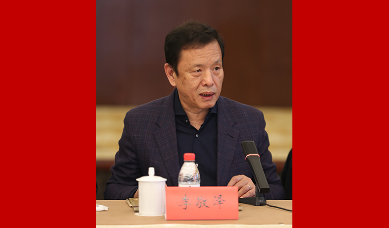 中國作協(xié)黨組成員、副主席、書記處書記李敬澤主持會議