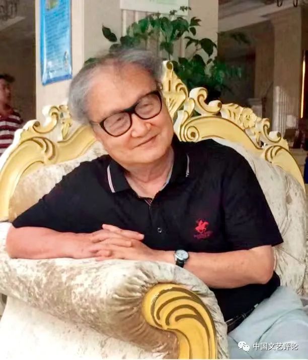 孫紹振簡介：1936年生，祖籍福建長樂，1960年畢業于北京大學中文系，先后在北京大學中文系、華僑大學中文系任教，1973年奉調至福建師范大學中文系。1990年至1995年，赴德國、美國、中國香港等多所大學進修、講學、客座研究。現為福建師范大學文科資深教授、博士生導師，首批全國高校黃大年式教師團隊領銜專家。2021年，福建師范大學獲批教育部基礎學科拔尖學生培養計劃2.0基地——“孫紹振中國語言文學拔尖學生培養基地”。    1953年開始發表作品。1981年發表的《新的美學原則在崛起》作為當代新詩發展的重要文獻進入中國文學史。出版《文學創作論》《論變異》《美的結構》《文學性講演錄》《名作細讀》《文學文本解讀學》等學術專著三十余部，散文集《美女危險論》等多部。在《中國社會科學》《文學評論》《文學遺產》《文學理論研究》《語文建設》等國內權威刊物及香港報刊上發表學術論文三百多篇，其他短評、雜文、散文、小說、詩歌數百篇。學術及創作成果多次獲得教育部高等學校科學研究優秀成果獎、全國性學會一等獎。曾任中國文藝理論學會副會長、福建省作家協會副主席、義務教育課程標準初中語文教材（北京師范大學出版社版）和海峽兩岸合編高中語文教材主編，為國內著名文學評論家、文藝理論家、語文教育專家和幽默演講家。