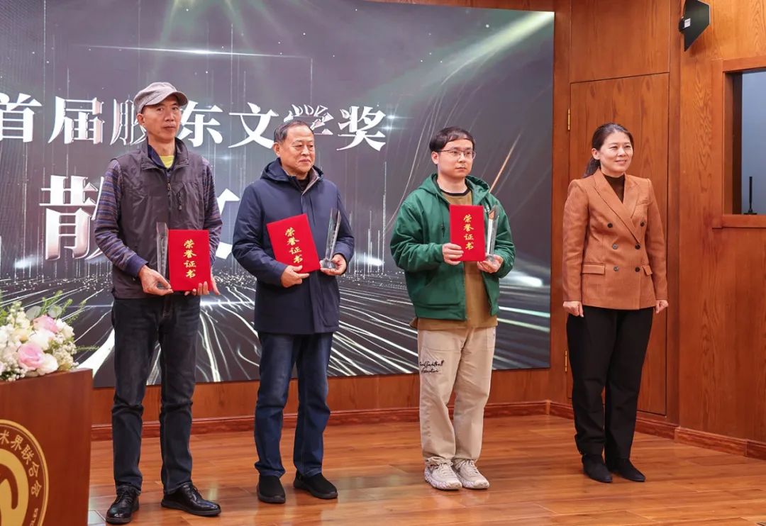 煙臺市副市長隋子林（右一）  為散文獎獲得者耿立、綦國瑞  郭發仔（代領）頒獎