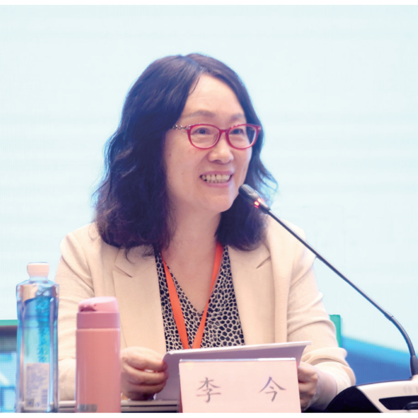 李今 中國人民大學文學院教授，主要從事中國現當代文學、漢譯文學研究。著有《個人主義與五四新文學》《海派小說與現代都市文化》《三四十年代蘇俄漢譯文學論》《二十世紀中國翻譯文學史（第3卷）》《意義的生成一一現代中國文學作品細讀集》《魯濱孫變形記：漢譯文學改寫現象研究》等；譯有利里安·弗斯特《浪漫主義》、R.L.布魯特《論幻想與想象》；主編《漢譯文學序集》（18卷）；主持國家社科基金重大項目“現代漢譯文學編年考錄（期刊編，1896—1949）”并主編其數據庫。