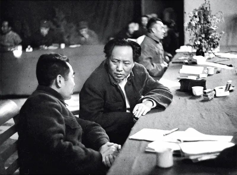 1945年召開的黨的七大，確立毛澤東思想為黨的指導(dǎo)思想，使全黨在思想上政治上組織上達(dá)到空前統(tǒng)一和團(tuán)結(jié)。圖為毛澤東、周恩來(lái)、朱德同志在七大主席臺(tái)上。 新華社發(fā)