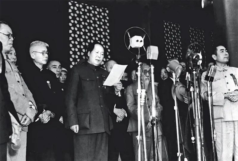 1949年10月1日下午3時(shí)，開國(guó)大典在天安門廣場(chǎng)隆重舉行。毛澤東同志莊嚴(yán)宣告：“中華人民共和國(guó)中央人民政府今天成立了?！?新華社發(fā)
