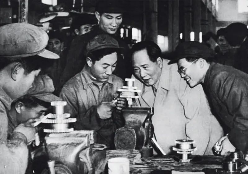 毛澤東同志作為中國(guó)現(xiàn)代化事業(yè)的開拓者，一生都在為中國(guó)這樣一個(gè)古老的東方大國(guó)實(shí)現(xiàn)現(xiàn)代化而上下求索，建立了不朽功勛。圖為1956年，毛澤東同志視察天津拖拉機(jī)廠（資料圖片）。