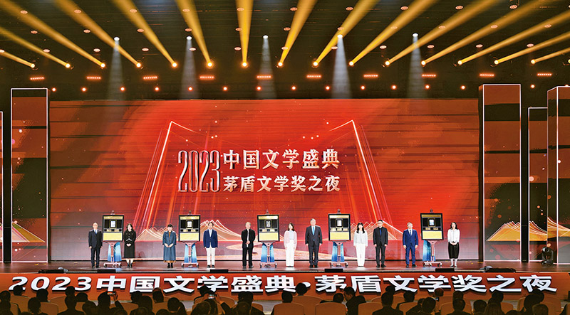 2023年11月19日晚,由中國作家協(xié)會、浙江省人民政府主辦的“2023中國文學(xué)盛典·茅盾文學(xué)獎之夜”在浙江省桐鄉(xiāng)市烏鎮(zhèn)互聯(lián)網(wǎng)國際會展中心隆重舉行。圖為5位獲獎作家與獲獎作品編輯共同上臺,在鐫刻有獲獎書名、獲獎作者、編輯姓名的書型裝置上留下金色手印。 中國作協(xié)供圖