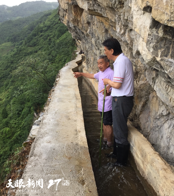 何建明（右）和黃大發（左）在“天渠”踏訪。受訪者供圖