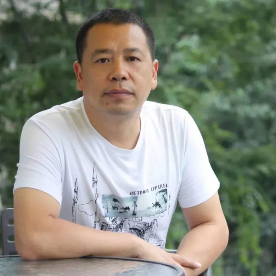 盧一萍  中國作家協會會員，曾任成都軍區文藝創作室副主任，2016年退役，現為成都文學院簽約作家。著有長篇小說《白山》《激情王國》《我的絕代佳人》，小說集《帕米爾情歌》《天堂灣》《父親的荒原》《名叫月光的駿馬》《大震》《無名之地》，長篇紀實文學《八千湘女上天山》《祭奠阿里》，隨筆集《世界屋脊之書》等作品三十余部。曾獲中宣部“五個一工程”獎、解放軍文藝獎、四川文學獎、《上海文學》獎等獎項，入選收獲文學榜、芙蓉文學雙年榜。