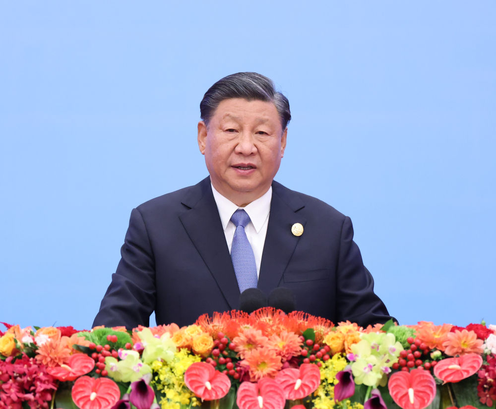 2023年10月18日上午，習(xí)近平在北京人民大會(huì)堂出席第三屆“一帶一路”國(guó)際合作高峰論壇開(kāi)幕式并發(fā)表題為《建設(shè)開(kāi)放包容、互聯(lián)互通、共同發(fā)展的世界》的主旨演講。新華社記者 王曄 攝