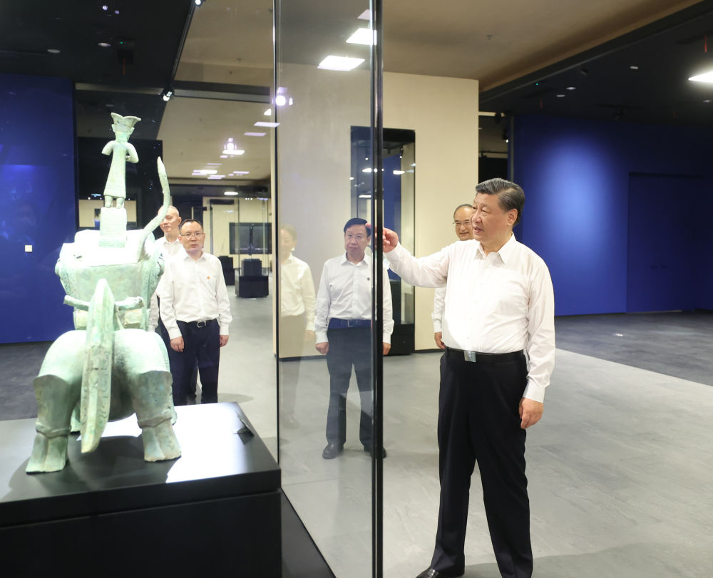 2023年7月26日下午，習(xí)近平在位于四川省德陽(yáng)市廣漢市的三星堆博物館新館參觀。新華社記者 鞠鵬 攝