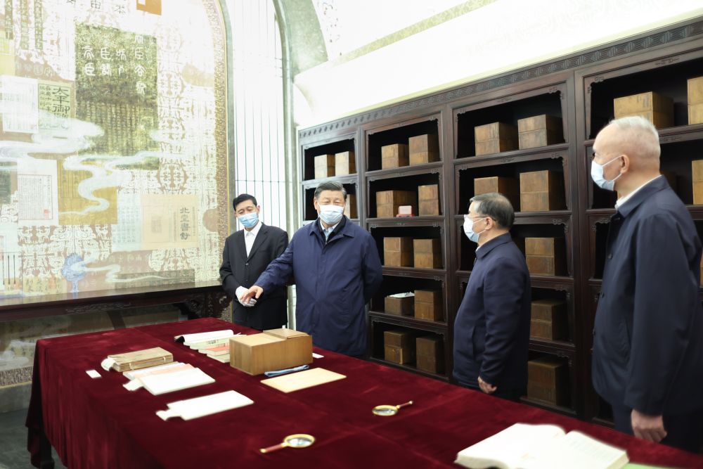 2023年6月1日下午，習(xí)近平在位于北京的中國(guó)國(guó)家版本館考察時(shí)，在蘭臺(tái)洞庫(kù)了解館藏精品版本保存情況。新華社記者 鞠鵬 攝