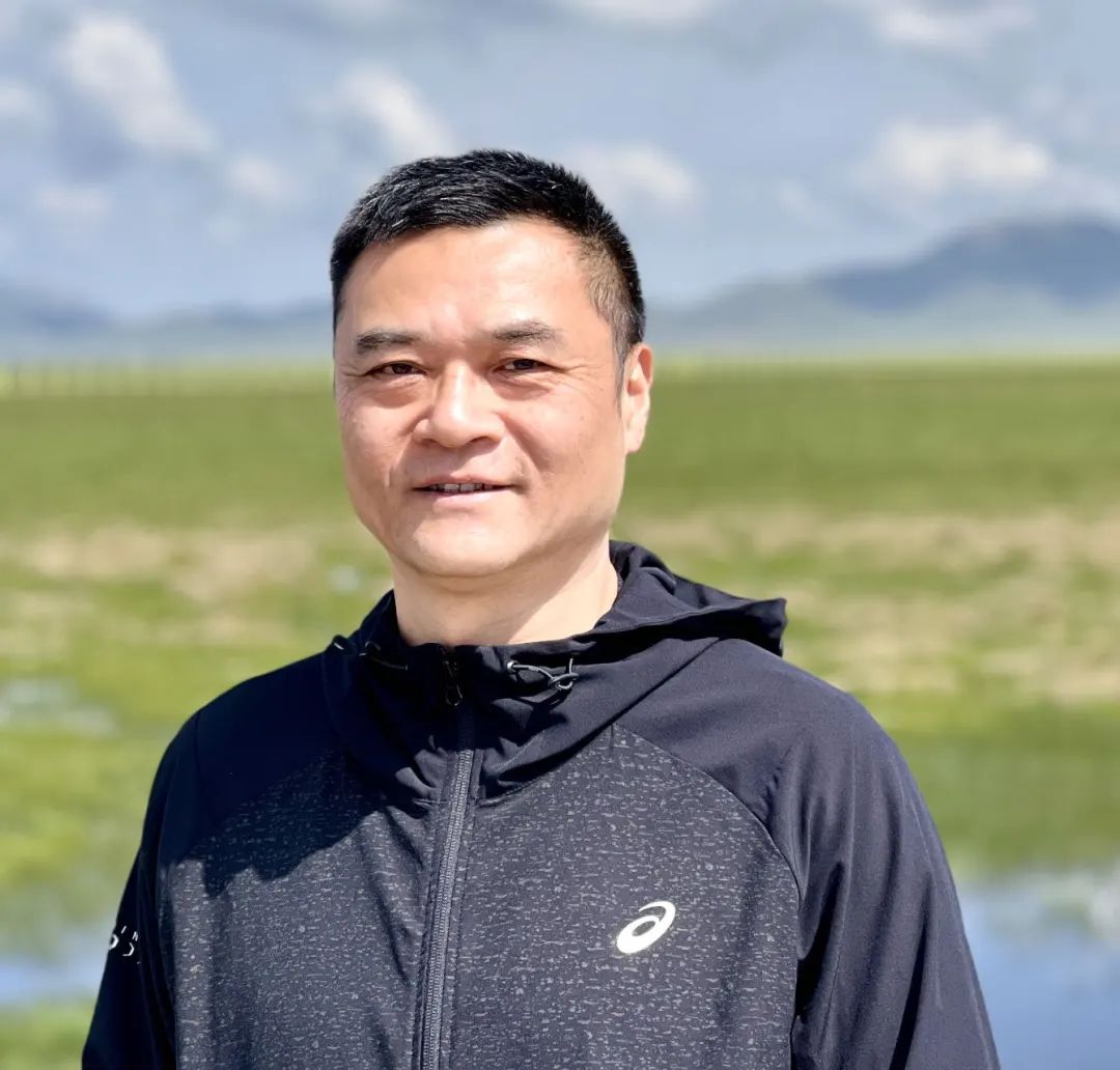 王嘯峰：一九六九年出生，蘇州人。在《人民文學》《收獲》《青年文學》《十月》《花城》《鐘山》等刊發表作品逾百萬字，被《小說選刊》《小說月報》等多家選刊轉載。出版散文集《蘇州煙雨》《吳門夢憶》，小說集《虎嗅》《通古斯記憶》《隱秘花園》《浮生流年》等。曾獲紫金山文學獎、《鐘山》文學獎、葉圣陶文學獎等獎項。