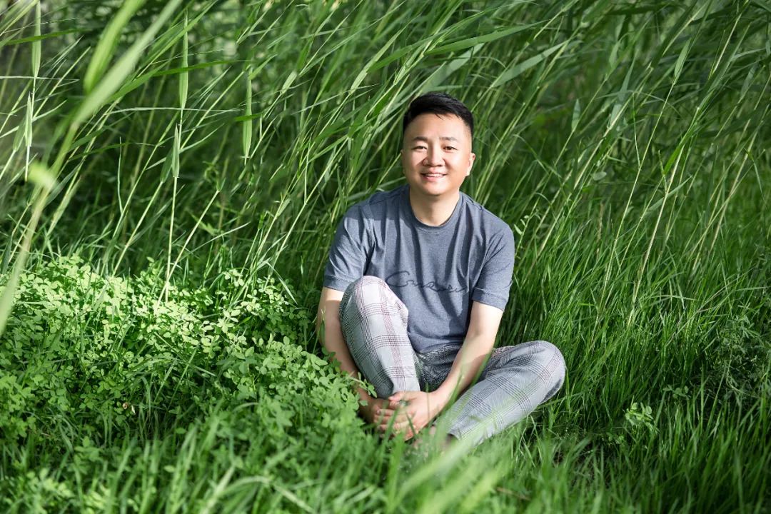 韓松落，著有《春山夜行》《我口袋里的星辰如沙礫》《竊美記》《為了報(bào)仇看電影》《我們的她們》等，出版音樂(lè)專輯《靠記憶過(guò)冬的鳥(niǎo)》。曾擔(dān)任華語(yǔ)電影傳媒大獎(jiǎng)、平遙國(guó)際電影展、迷影精神賞等多項(xiàng)電影獎(jiǎng)評(píng)委。曾獲第二屆“短篇小說(shuō)雙年獎(jiǎng)”首獎(jiǎng)、刀鋒圖書(shū)獎(jiǎng)等獎(jiǎng)項(xiàng)。