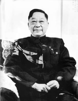 50年代末，老舍在北京寓所客廳。