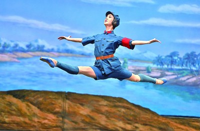 3月2日，演員在表演芭蕾舞劇《紅色娘子軍》。新華社記者 郭程攝