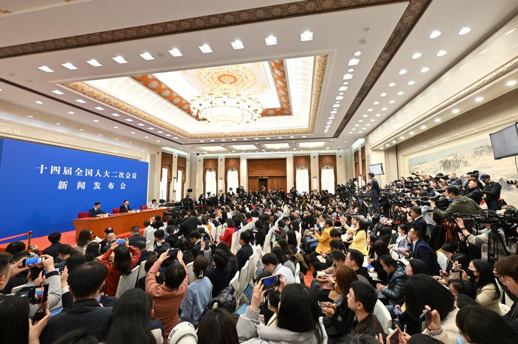 3月4日，十四屆全國人大二次會議在北京人民大會堂舉行新聞發(fā)布會。大會發(fā)言人婁勤儉就大會議程和人大工作相關(guān)問題回答中外記者的提問。 新華社記者 才揚 攝