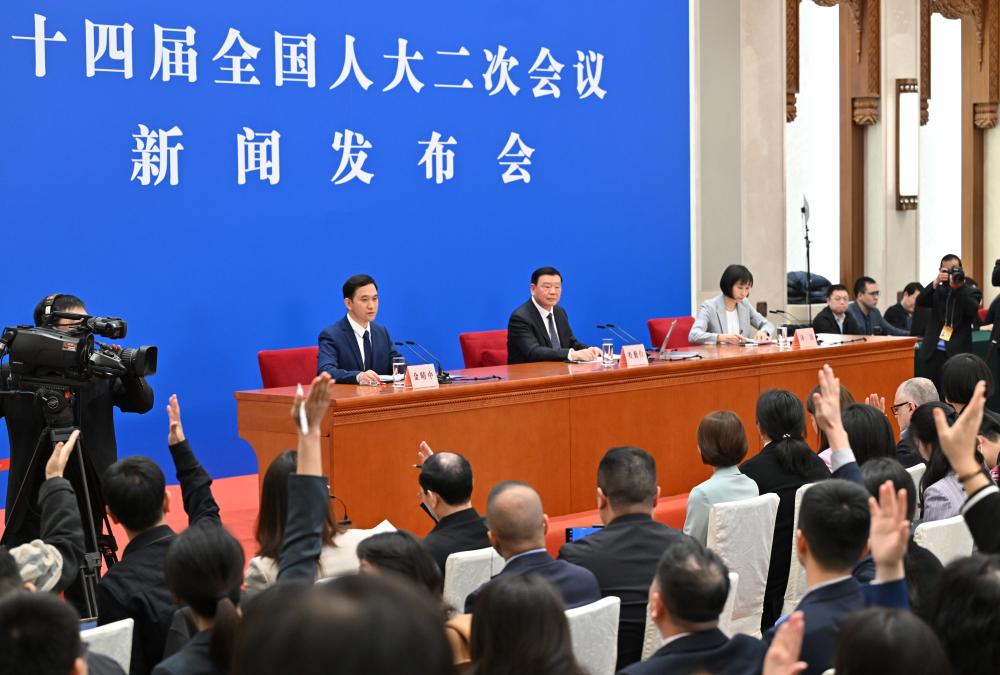 3月4日，十四屆全國人大二次會議在北京人民大會堂舉行新聞發(fā)布會。大會發(fā)言人婁勤儉就大會議程和人大工作相關(guān)問題回答中外記者的提問。這是記者舉手提問。 新華社記者 才揚 攝