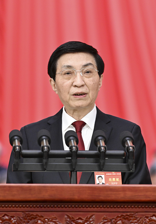 3月4日下午，中國人民政治協商會議第十四屆全國委員會第二次會議在北京人民大會堂開幕。這是全國政協主席王滬寧代表政協第十四屆全國委員會常務委員會，向大會報告工作。 新華社記者 饒愛民 攝