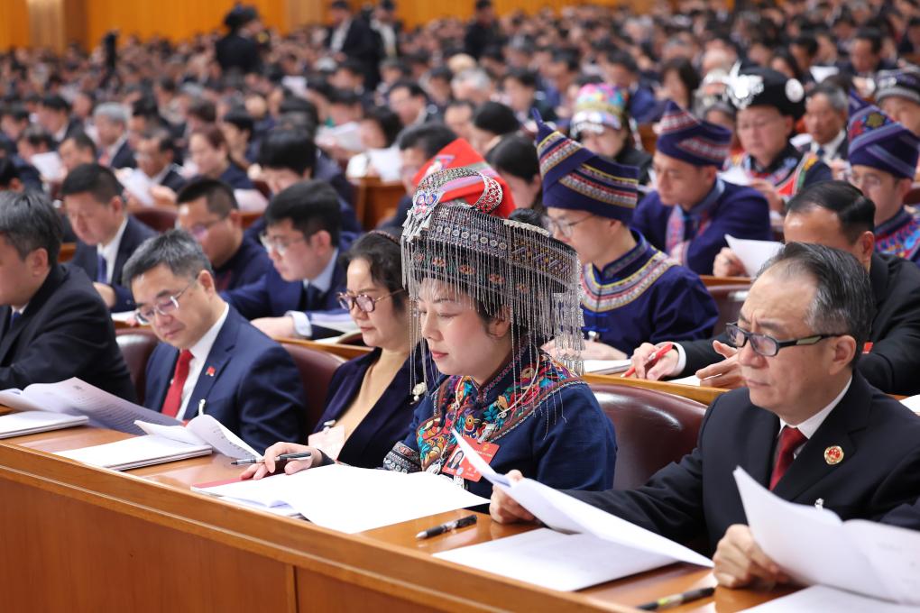 3月5日，第十四屆全國人民代表大會(huì)第二次會(huì)議在北京人民大會(huì)堂開幕。這是代表們?cè)谡J(rèn)真聽會(huì)。新華社記者 劉衛(wèi)兵 攝
