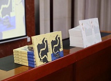 陳河：“文學(xué)騎手”一直在路上長(zhǎng)篇小說(shuō)《誤入孤城》作為陳河經(jīng)驗(yàn)與想象的最新成果，為讀者展示了一幅描繪清末民初溫州地方文明史的探險(xiǎn)地圖。 [詳細(xì)]